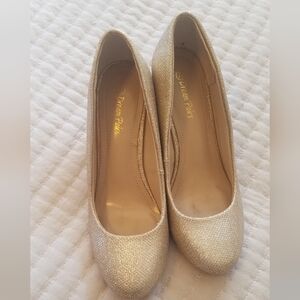 Dream Pairs 7 1/2 Gold Pumps